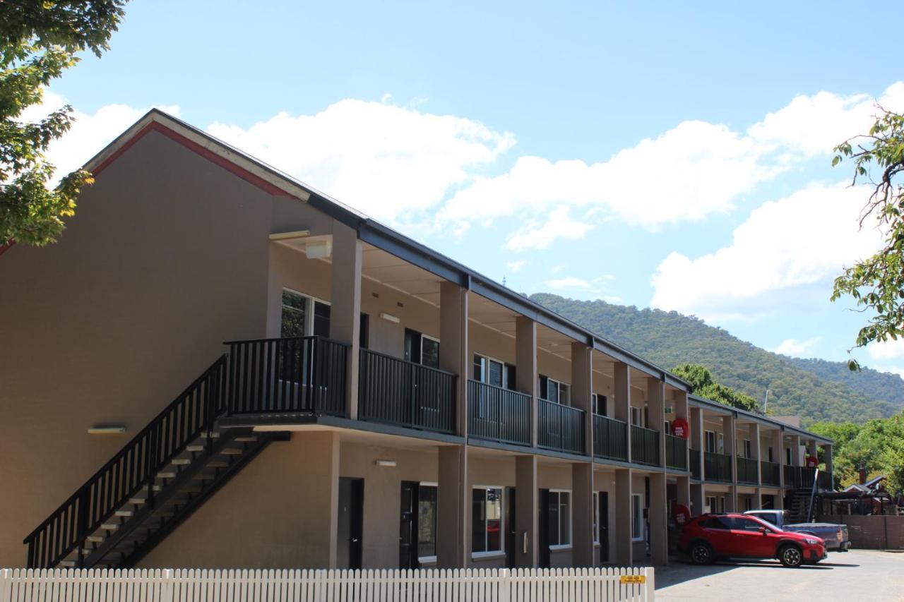 Alpine Hotel Bright Exterior photo